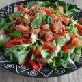 Salade met zalm, paprika en hennepzaad