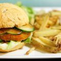 Sweet-chili kipburger met ovenfrites