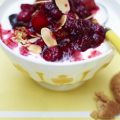 Hangop met fruit en bitterkoekjeskruimels