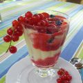 Plattekaas met verse vruchten en aardbeiencoulis