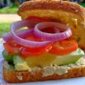 Korianderhumus en groenten sandwich