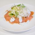 Salade met gerookte zalm en rijstnoedels