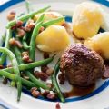 Gehaktbal met aardappelen en sperziebonen