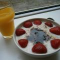 Havermout met aardbei en bruine suiker