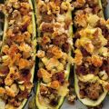 Gevulde courgette met worst en ui