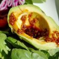 Avocado met knoflook-gemberdressing