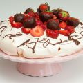 Pavlova met chocolade en aardbeien