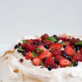 Pavlova met vers zomerfruit