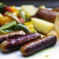 Worstjes met rode aardappel en groentes uit de[...]