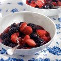 Rood zomerfruit in rode saus