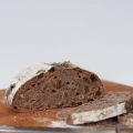Speltbrood met rozijnen noten en koekkruiden