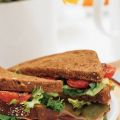 Sandwich ham met geroosterde tomaat