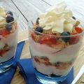 Toetje met jam, kwark, fruit, koekjes en[...]