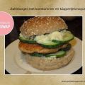 Zalmburger met komkommer en kappertjesmayonaise[...]