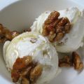 IJs van Griekse yoghurt met honing en walnoten