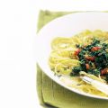 Pasta met spinazieroomsaus en kruidige worst