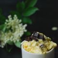 vlierbloesemijs met hazelnoten en pure chocolade