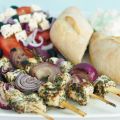 Kip souvlaki met Griekse salade en tzatziki met[...]