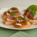 Crostini met prosciutto, geitenkaas en vijgenjam