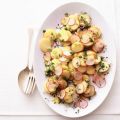 Aardappelsalade en radijs en tuinkers