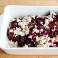 Gezonde salade met biet, appel en geitenkaas