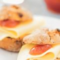 Kwarkbolletjes met boerenkaas en rozenbotteljam
