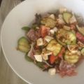 Italiaanse salade met courgette en mozzarella