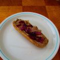 Linzenpaté met walnoten en uienconfuit
