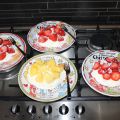 Kleine pavlova's met vers fruit