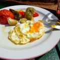 Paprika en tomaat uit de oven met gefrituurd ei