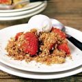 Aardbeiencrumble met vanille-ijs