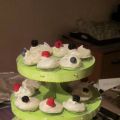 Meringue met rood fruit en lavendel