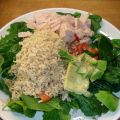 Spinazielunch met rijst, avocado, tomaat en[...]