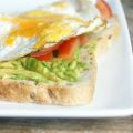 Lunch: Vega: Toast met avocado, ei en tomaat