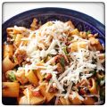 Pastasalade met rode pesto, kip & rucola