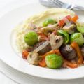 Geroerbakte spruiten met worst en champignons