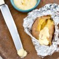 Gepofte aardappel met knoflookmayo