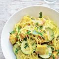 Noedels met tilapiafilet en courgette uit de wok