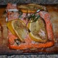 Gegrilde zalm op een cederhouten plank