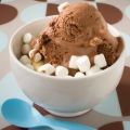 Chocolade-ijs met pecannoten en marshmallows