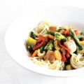 Gewokte zalm met groente en spaghetti