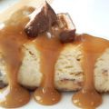Cheesecake met chocolade, karamel en pinda's