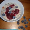 Rijstontbijt met rode coulis en blauwe bessen