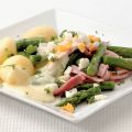 Groene asperges met ham en aspergesaus