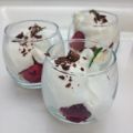 Frambozendessert met slagroom en schuimpjes