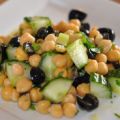Salade met kikkererwten, olijven en komkommer