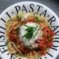 Koolhydraatarme pasta met tomatensaus en kip