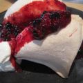 Meringues (schuimgebak) met een zomerse fruit[...]