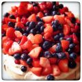Meringue (Pavlova) met rood fruit