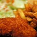Gefrituurde kipschnitzel met aardappeltjes en[...]